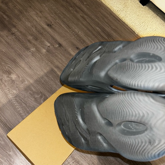 Size 10 Yeezy foam runner carbon like new barely worn with box. - Picture 3 of 4